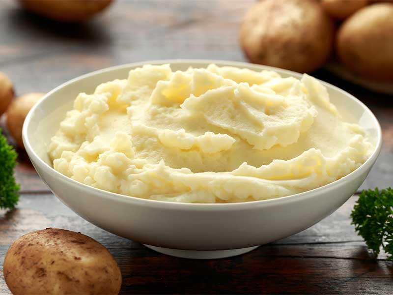 Kartoffel-Püree Verzichte bei Kartoffelpüree auf Butter und Sahne und greife stattdessen zu etwas pflanzlicher Milch und Kräutern.