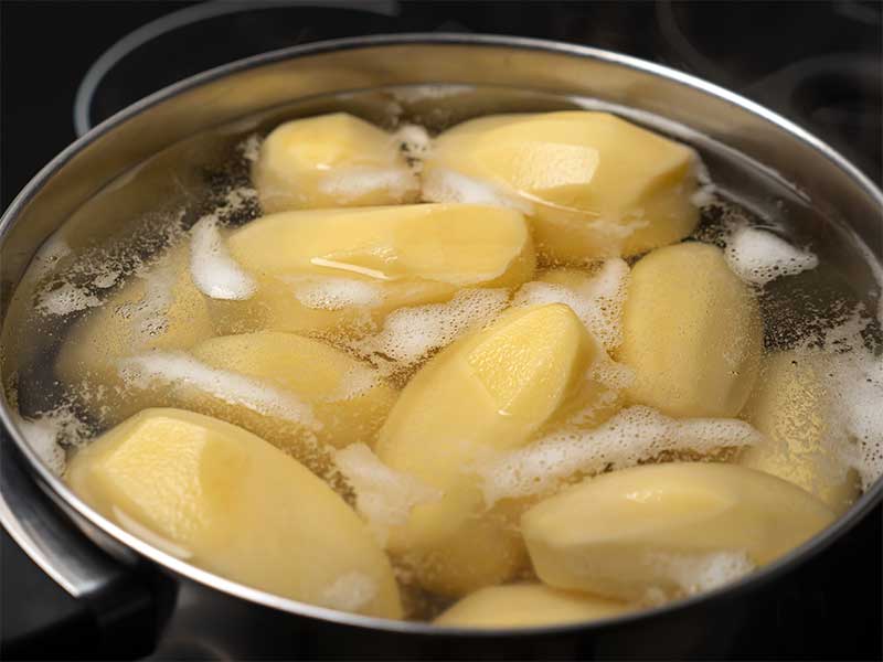 Kartoffeln kochen/dämpfen Mit Kartoffeln kochen erhältst du die meisten Nährstoffe und vermeidest unnötige Kalorien.