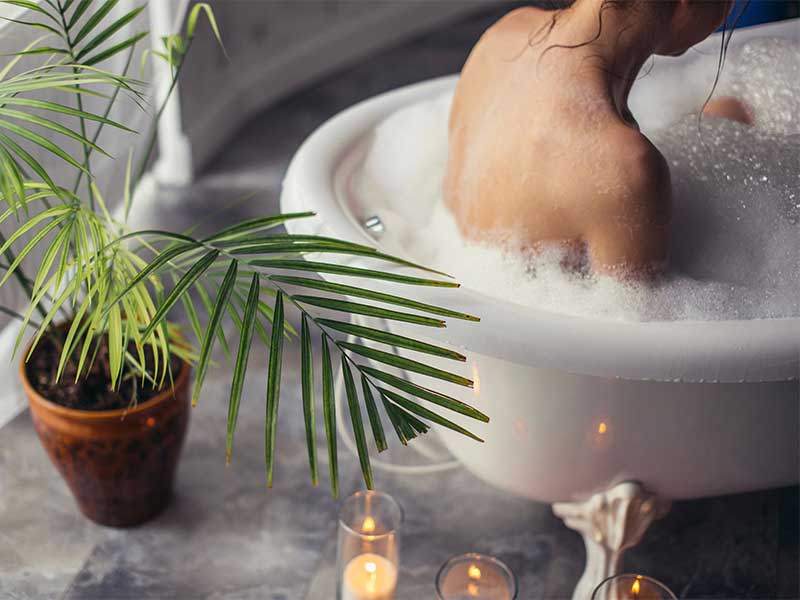 Wellness für zu Hause: Bad Am besten verwöhnst du dich in der Badewanne. Die Wassertemperatur liegt dabei idealerweise zwischen 36 und 38 Grad.