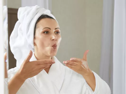 Wellness für zu Hause: Gesichtsmassage Eine Gesichtsmassage entspannt bei einem Spa at home Day total.
